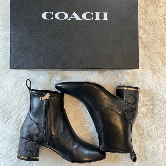 ❤️‍🔥NWT COACH❤️‍🔥Black leather ankle boots with signature canvas details - Picture 1 of 10